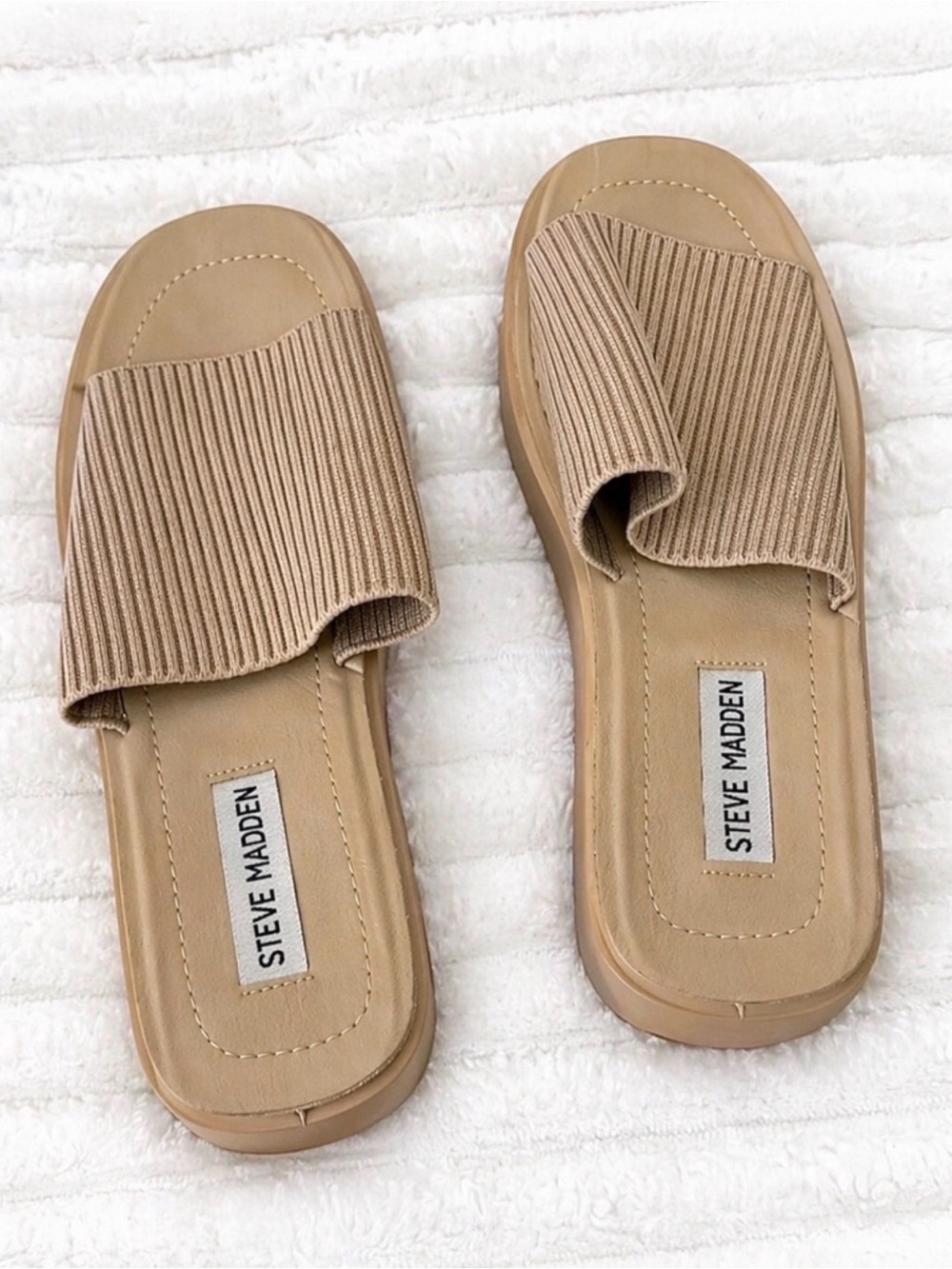 Steve Madden Nude Ribbed Slide
Sandals | Size 8|